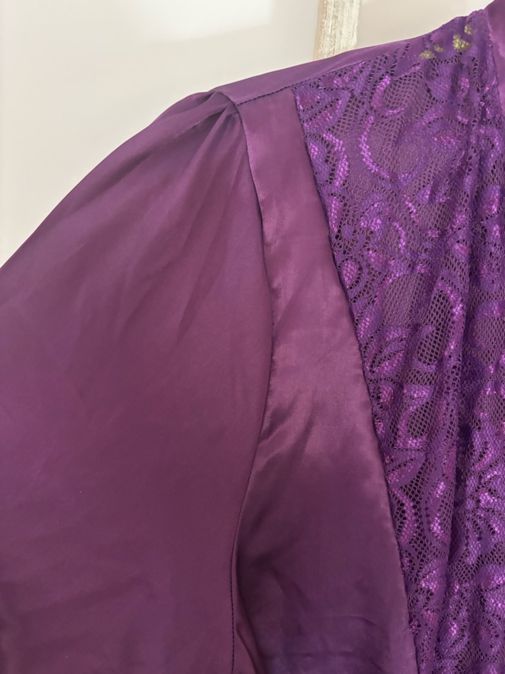 Vintage L-XL Lace Trim Women's Robe, Luxury, whimsigoth, fairycore, sleep gown - Picture 10 of 14